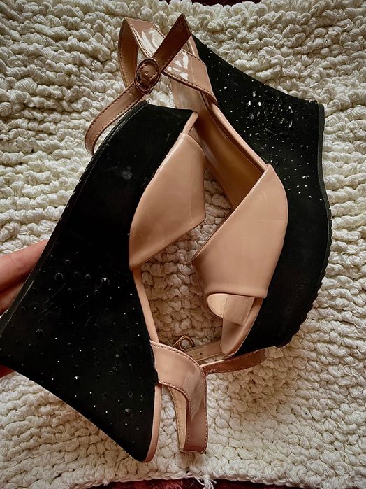 Босоножки на танкетке