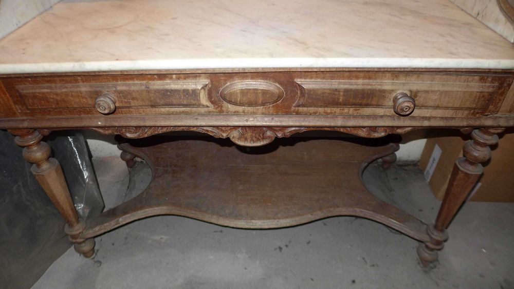 Lavatório muito antigo com pedra mármore e espelho