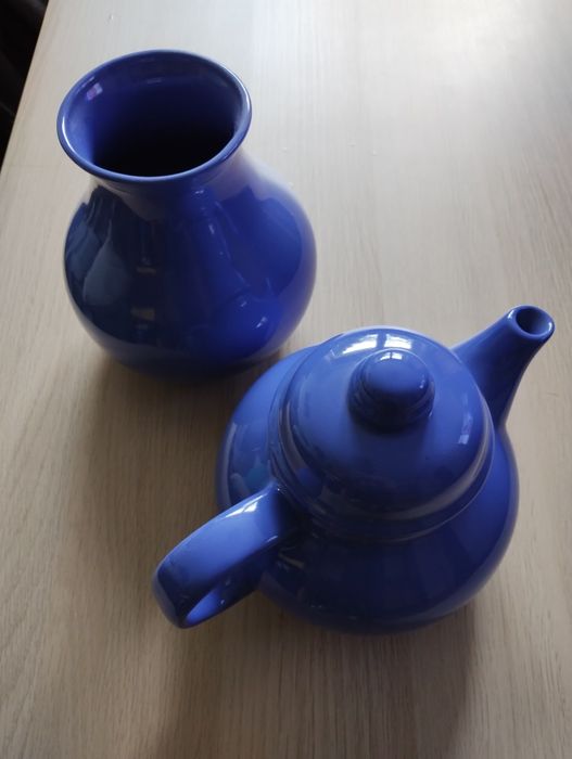 Niebieski dzbanek i wazon