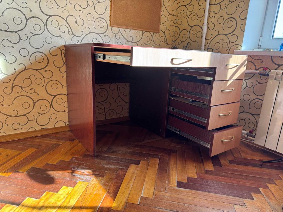 Письмовий стіл, поличка тумба для книг, підставка для компʼютера.