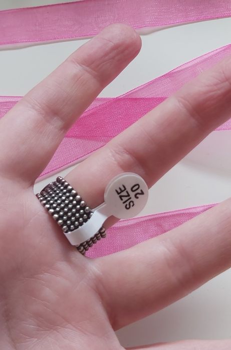 Anel prateado, em aço envelhecido, com 3 zirconias. T20