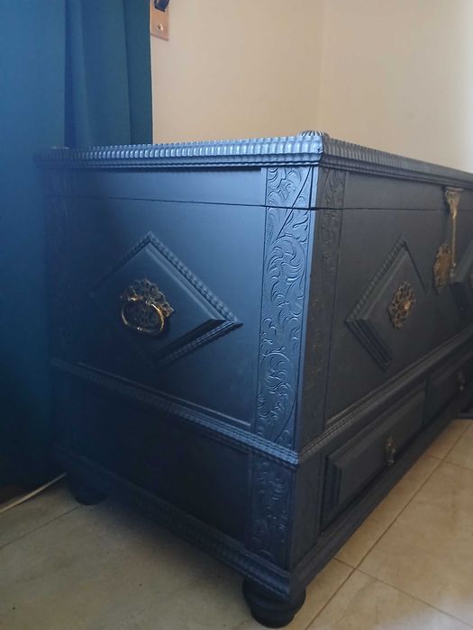 Baú vintage pintado de preto