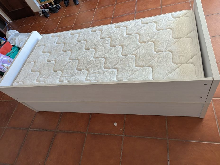 Quarto para criança (cama mesa cabeceira e secretária)