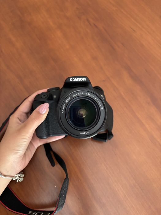 Camera Canon EOS 2000D
