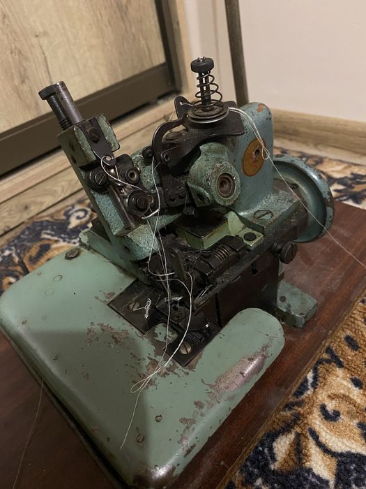 Продам оверлок радянський