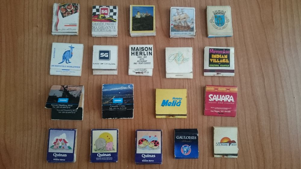 Várias carteiras e caixas de fósforos antigas