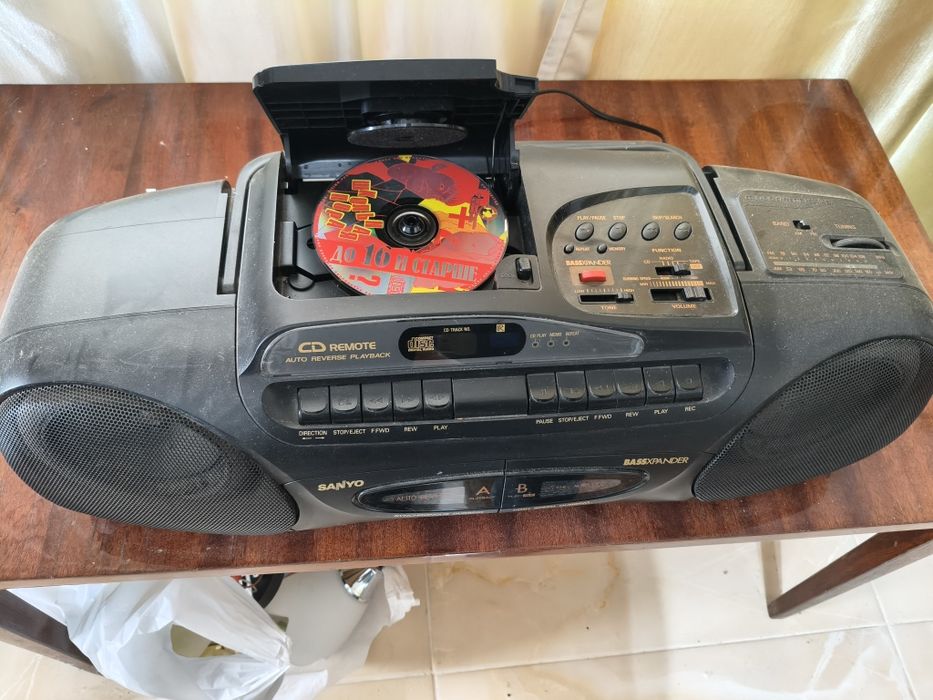 Музикальний центр SANYO.   MCD-Z51