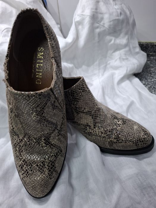 Sapatos abotinados imitação pele cobra.