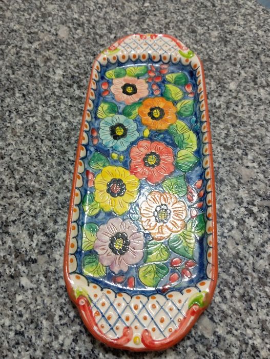 Cinco peças de barro, com motivos pintados