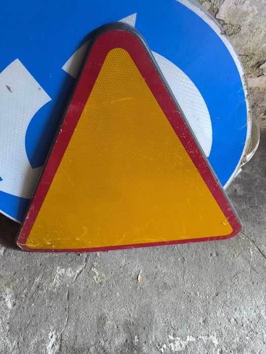Znak A-7 Ustąp pierwszeństwa - drogowy ostrzegawczy