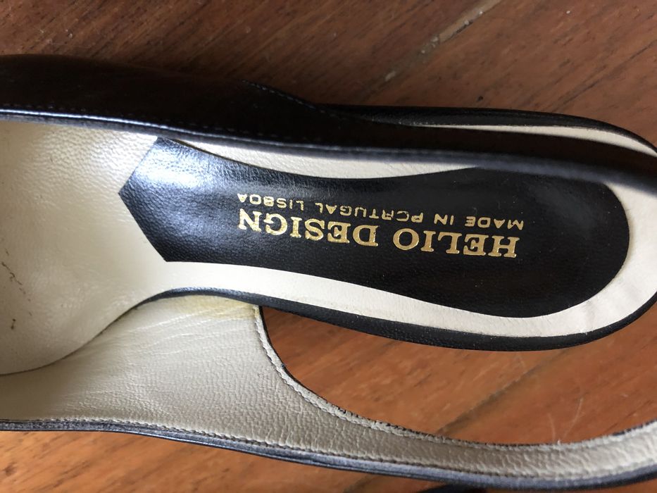 Sapatos pretos em pele novos