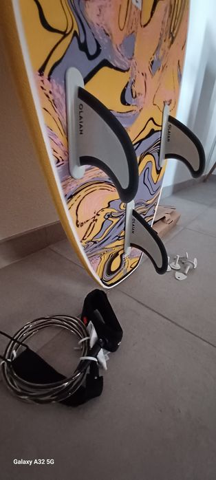 Prancha de surf Olaian em excelente estado  pouquissimo uso com acessórios incluídos.