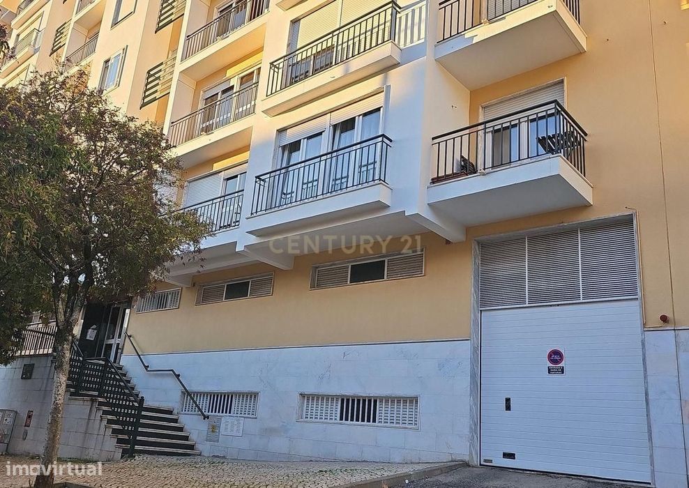 Oportunidade Única em Massamá – Garagem Ampla com Potencial de Oficina