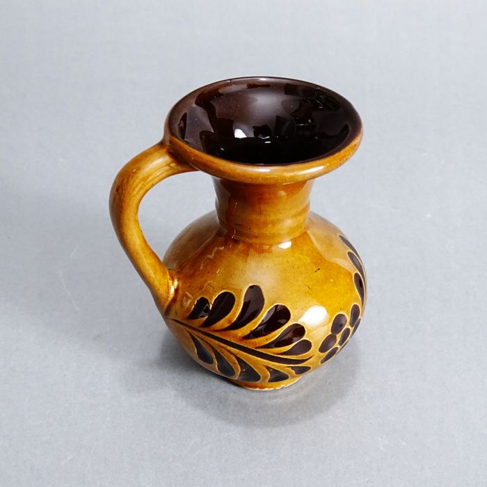 stary ręcznie wykonany dzbanuszek wazonik w stylu etno