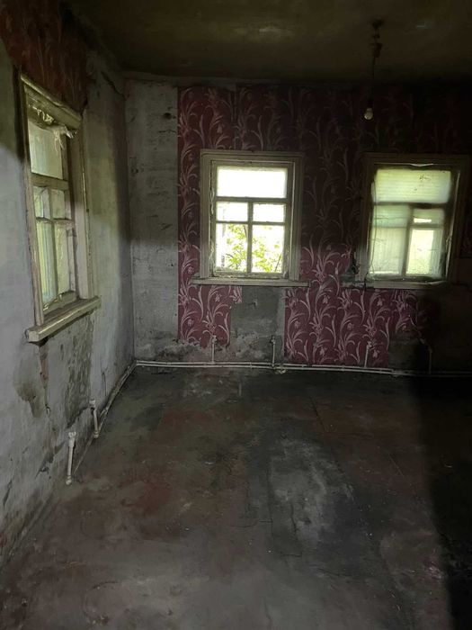 ½ будинку під реконструкцію (з окремим двором та земельною ділянкою 7,5 соток)