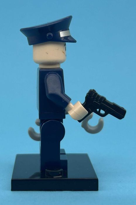 Polícia com Pistola e Algemas (Cidade)