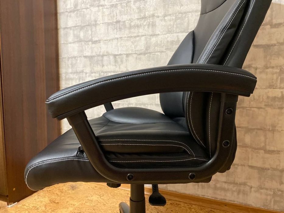 Комп'ютерний стілець