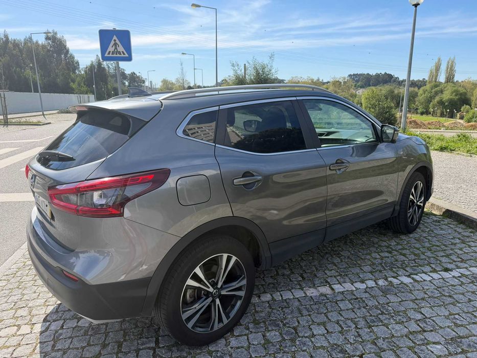 Nissan Qashqai 1.2 DIG-T N-Connecta com teto panorâmico, gasolina