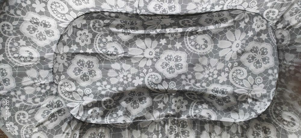 Legowisko dla małego czworonoga wzór białej koronki na lila