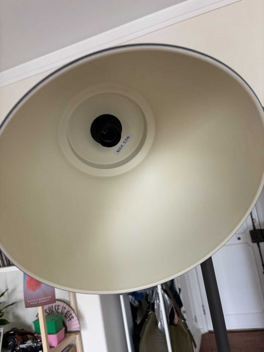 Candeeiro de pé IKEA Hektar cinzento