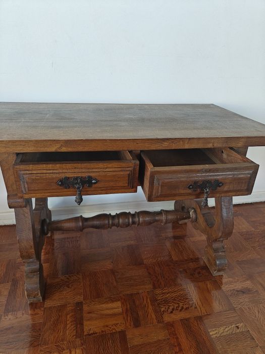 Mesa de centro com gavetas