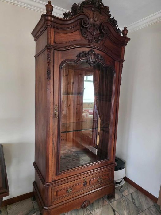 Vitrine em raiz de nogueira