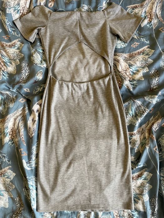 Szara sukienka z wycięciem na plecach Kendall+Kylie