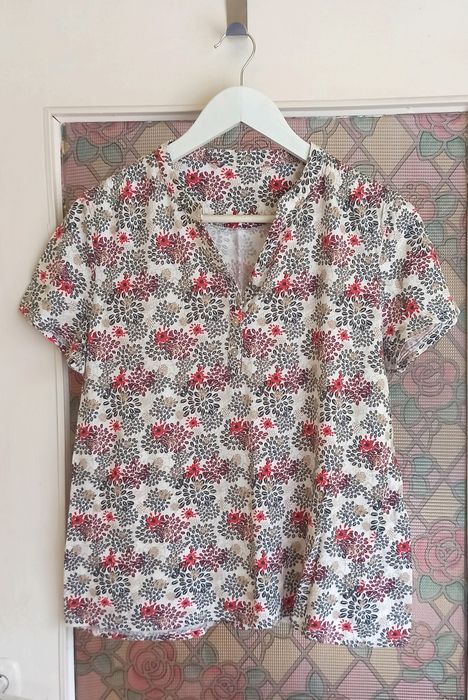 T-shirt w delikatne kwiatki