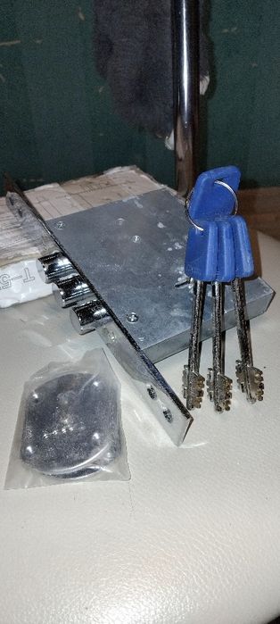 Продам фирменный  врезной замок Apecs на дом или квартиру длинный ключ