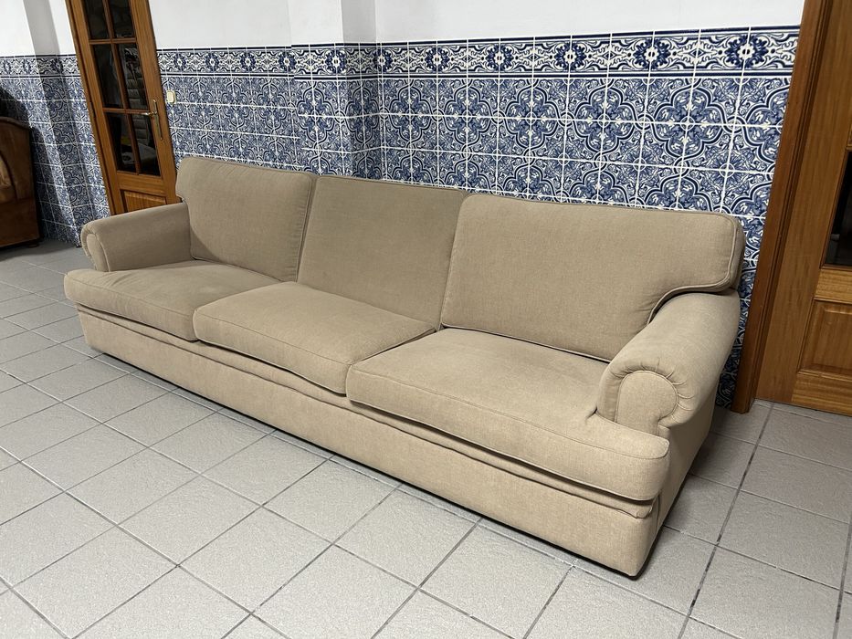 Sofá bege com 3 lugares