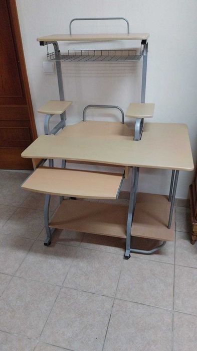 Secretária com apoios, divisórias e arrumação, de metal e madeira