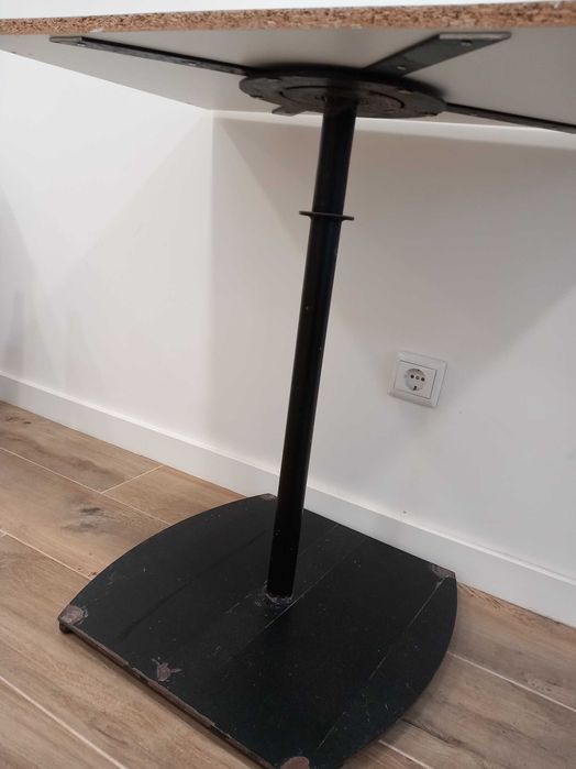 mesa em madeira e base em metal