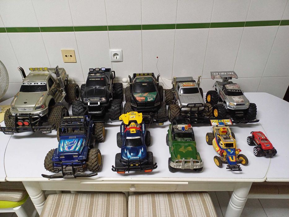 Jipes e 4X4 de grandes dimensões 6 unidades, médias 3 e uma pequena