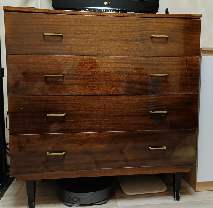 Дерев'яний комод