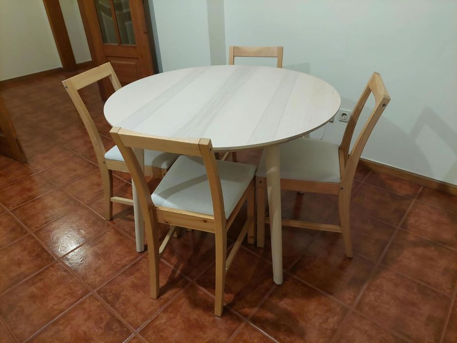 Mesa Lisabo e cadeiras de madeira como novas