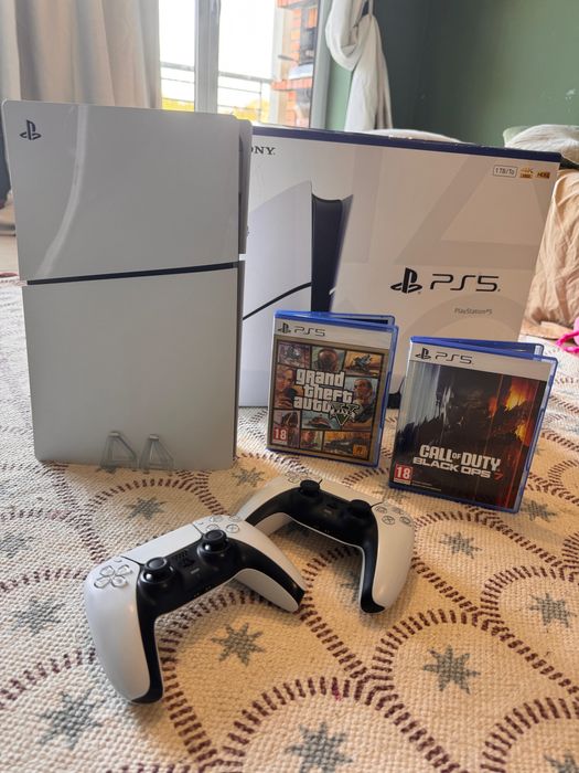 Vendo PS5  Slim com leitor de disco com 2 comandos e GTA 5 e BO7.