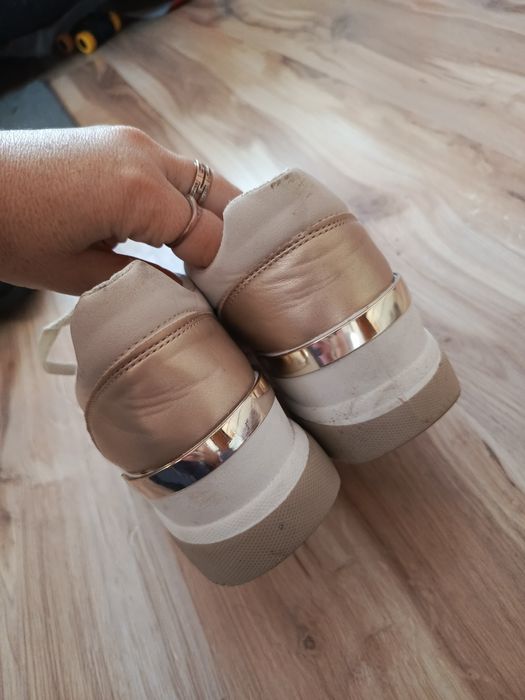 Beżowo złote sneakersy damskie na niskim koturnie DeeZee 37