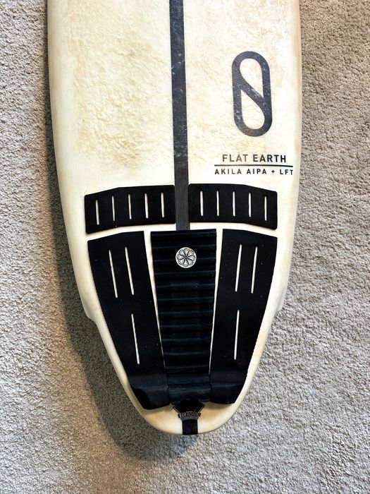 Prancha twin fin Slater Designs Akila Aipa modelo Flat Earth 5'5 25,9L