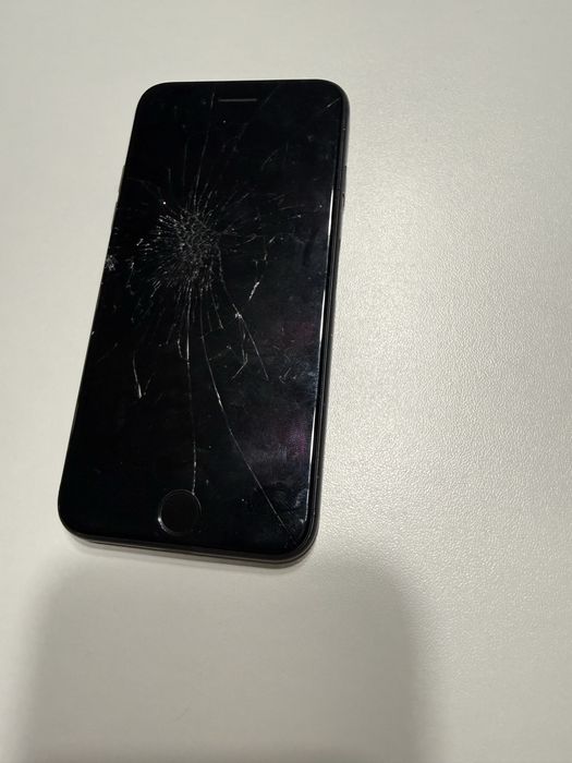 Iphone Se 2020 64gb uszkodzony
