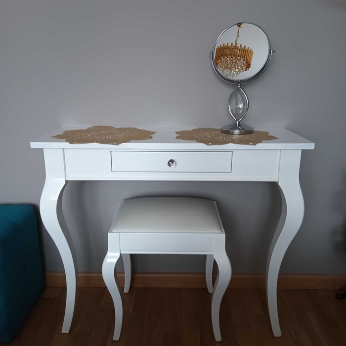 Piękna konsola toaletka biała lakierowana z taboretem