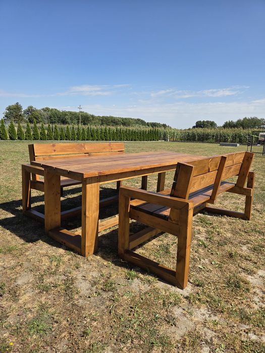 meble ogrodowe drewniane stół i ławki