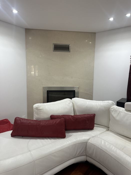 Sofá branco em L curvo