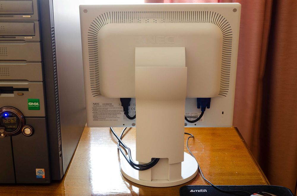Монитор 17" NEC MultiSync LCD 1770NX. Состояние 5+