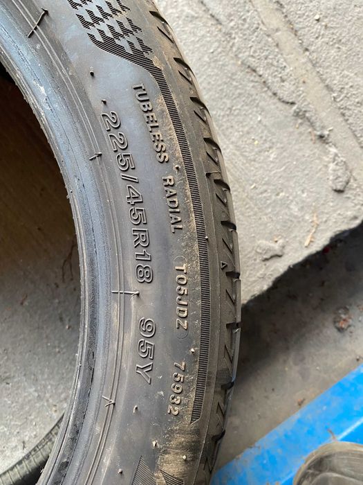 225/45R18 Dwie używane opony letnie Bridgestone