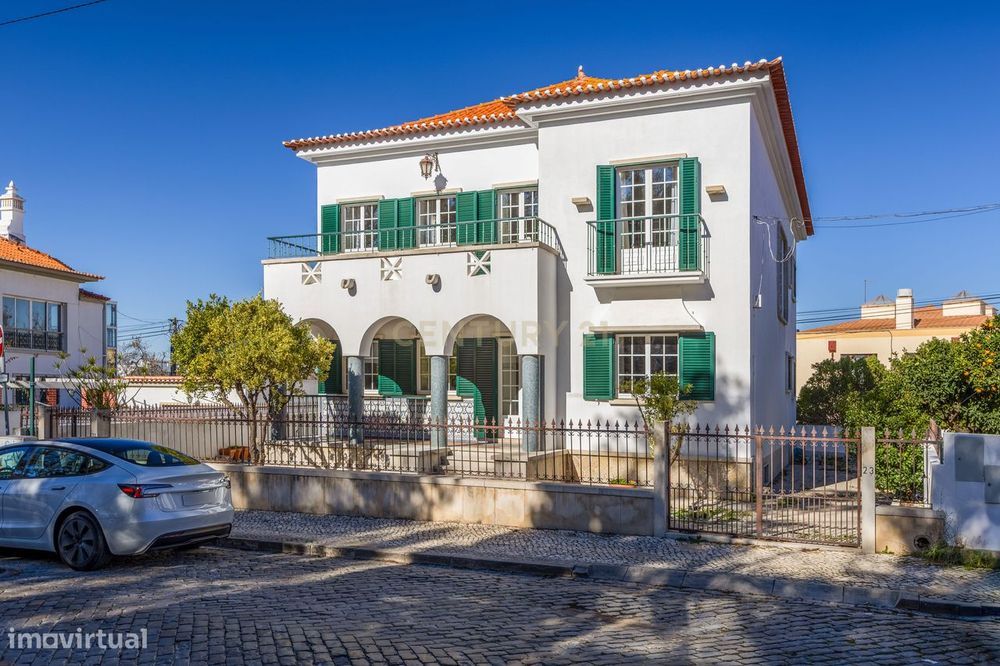 Casa Senhorial com 11 divisões,  no Centro de Faro. Ao pé do Colégio d