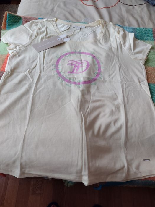 T-shirt com estampado á frente.