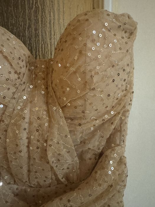 Zlota elegancka sukienka z cekinami dluga do ziemi