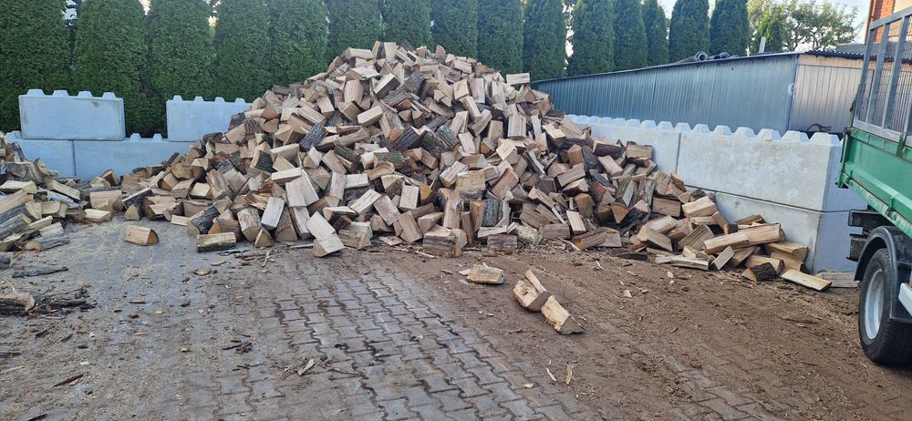 Drewno kominkowe suchy dąb opał