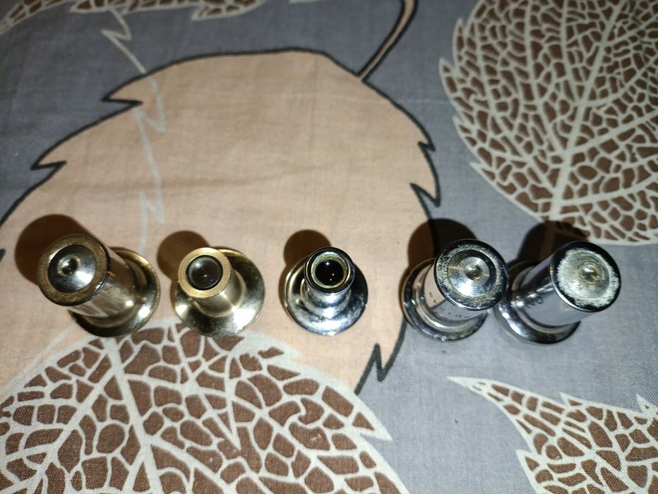 Деталі до мікроскопів.