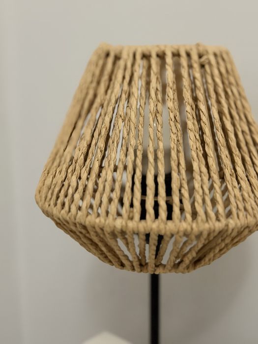 Candeeiro de Mesa Estilo Boho em Fibra Natural – Como Novo